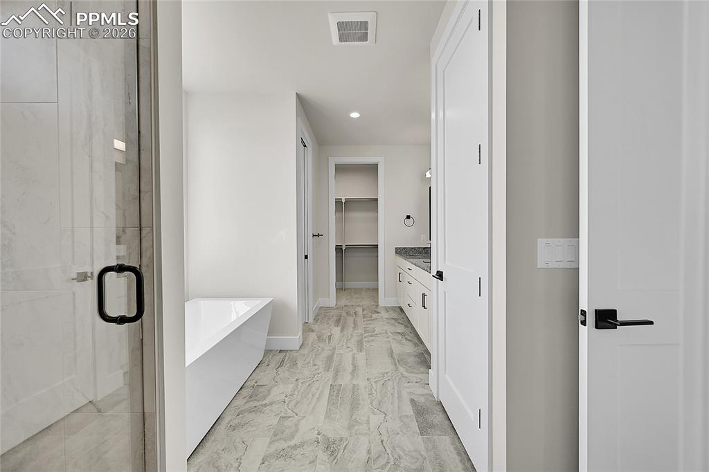 Image 17 of 46: Bathroom