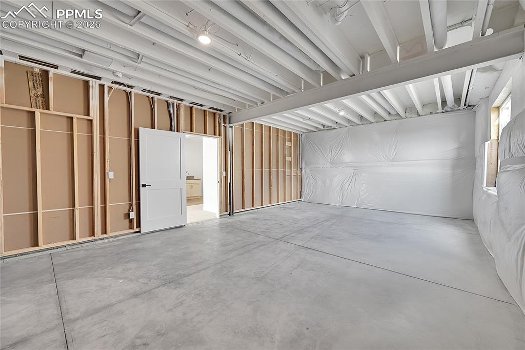 Image 36 of 46: Garage