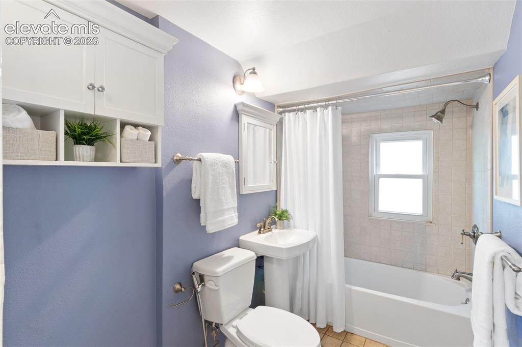 Image 19 of 42: Bathroom