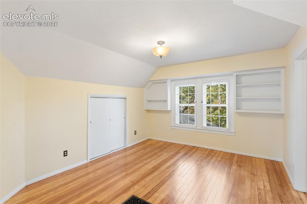 Image 41 of 42: Bedroom