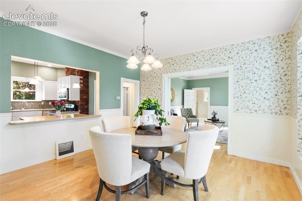 Image 8 of 42: Dining Area