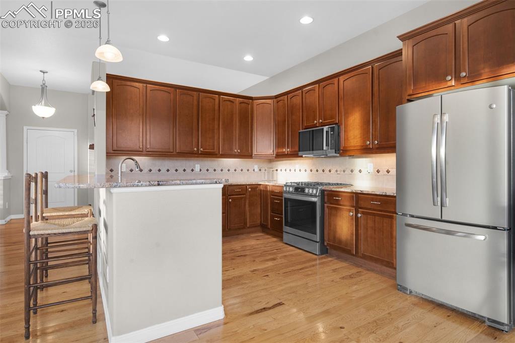 Image 12 of 50: Granite, hickory floors, stainless steel