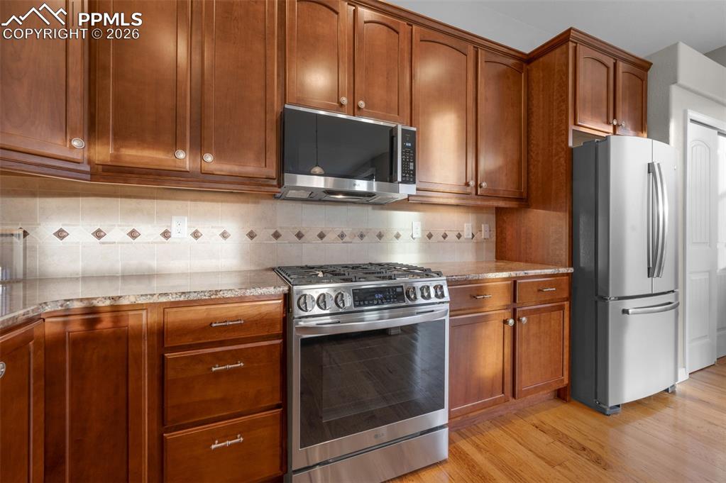 Image 15 of 50: Granite, hickory floors, stainless steel