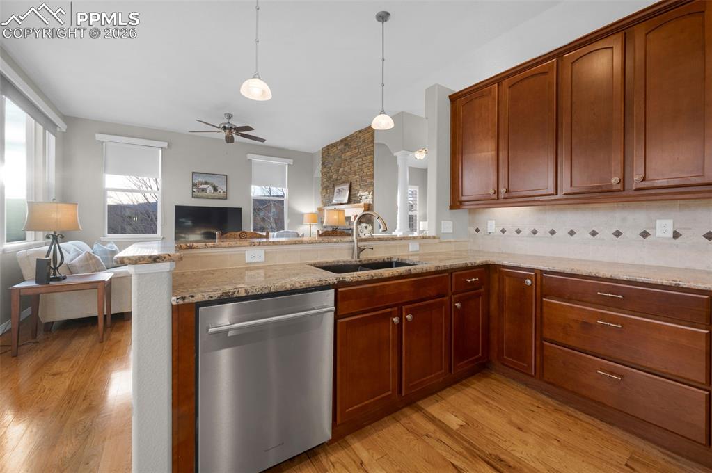 Image 16 of 50: Granite, hickory floors, stainless steel