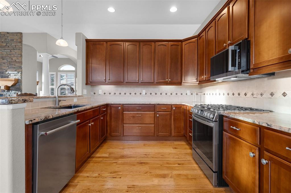 Image 17 of 50: Granite, hickory floors, stainless steel