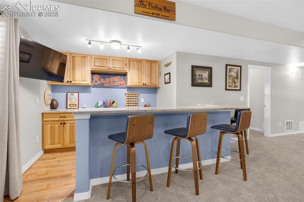 Image 32 of 50: Dry bar