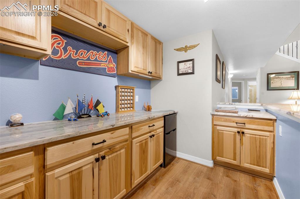 Image 33 of 50: Dry bar