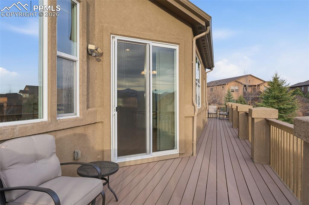 Image 40 of 50: Composite deck