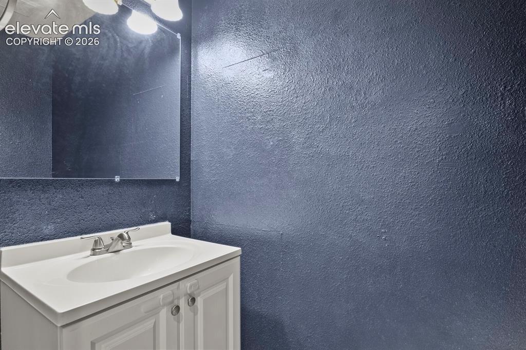 Image 14 of 27: Bathroom