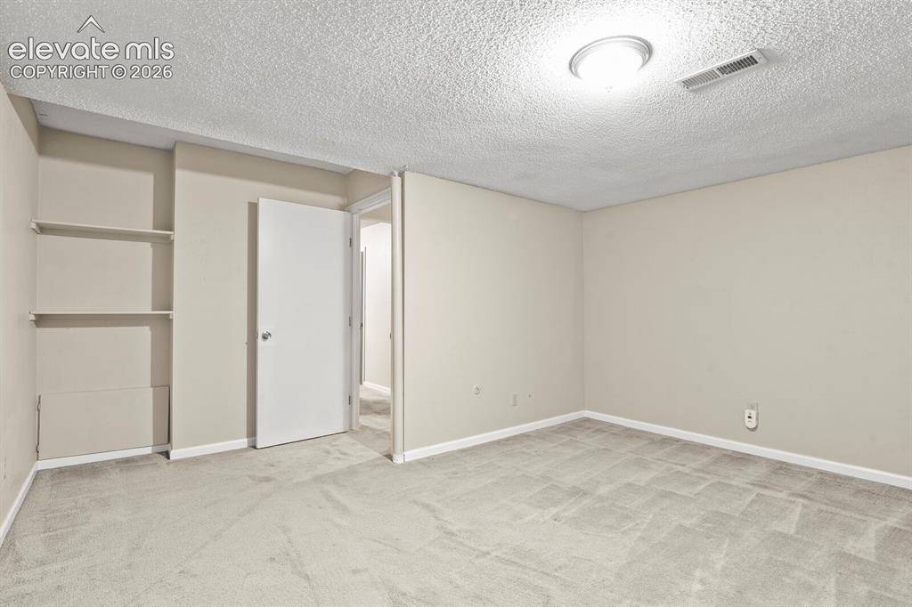 Image 22 of 27: Bedroom
