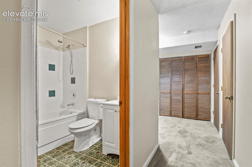 Image 23 of 27: Bathroom