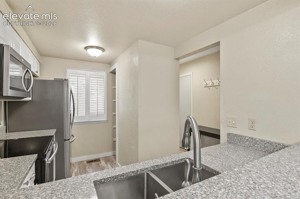 Image 5 of 27: Kitchen