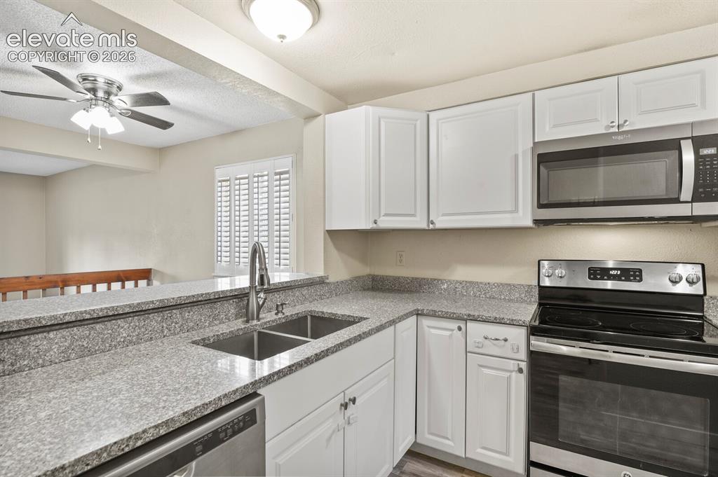Image 7 of 27: Kitchen