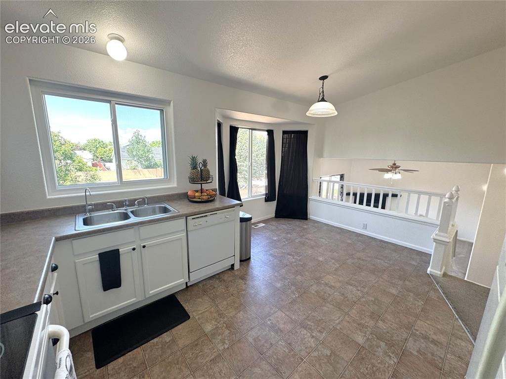 Image 10 of 40: Kitchen