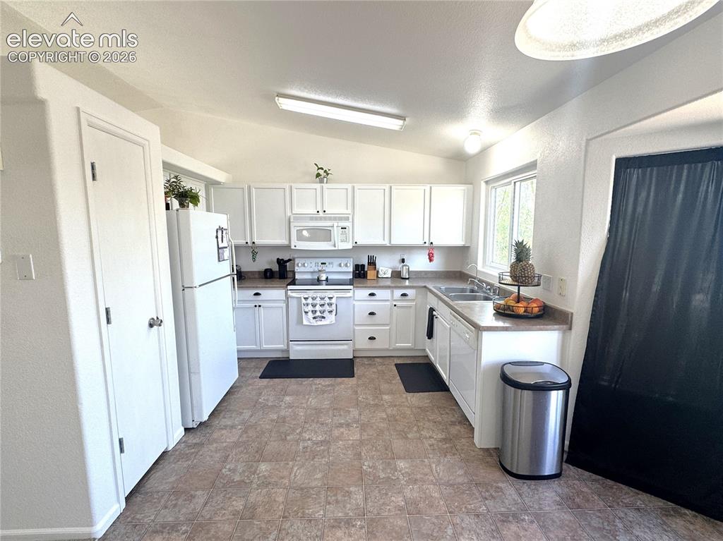Image 4 of 40: Kitchen