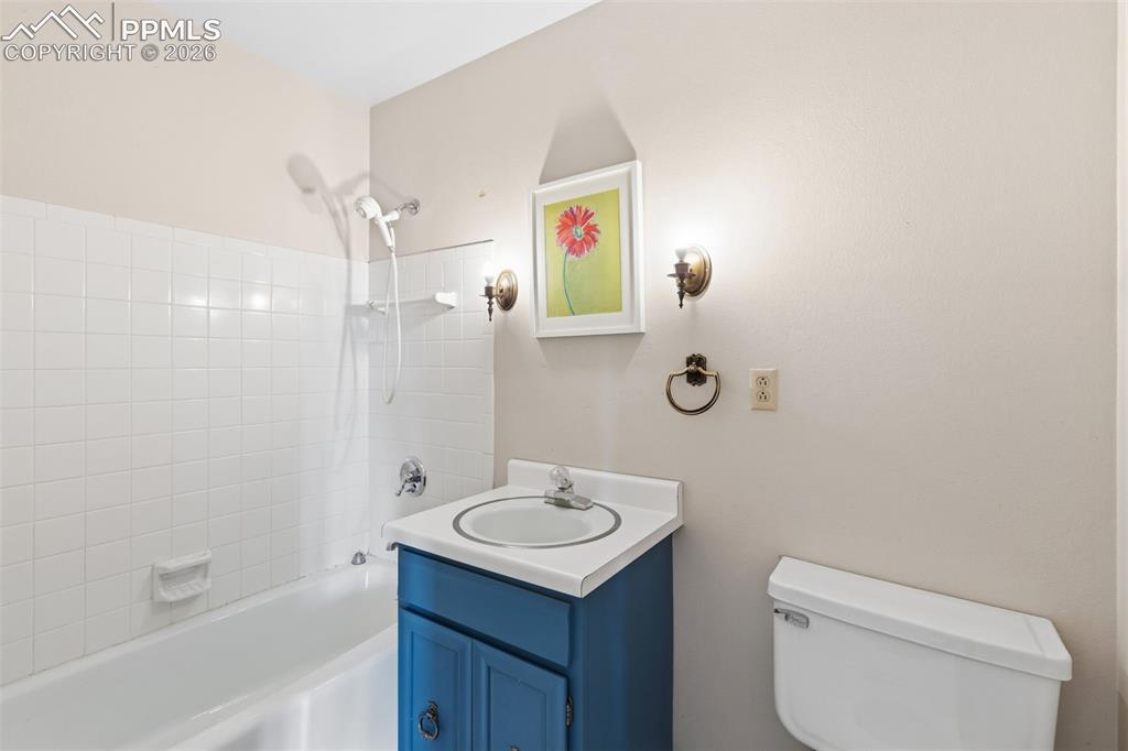 Image 14 of 34: Bathroom