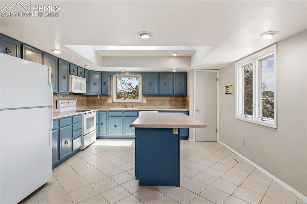 Image 6 of 34: Kitchen