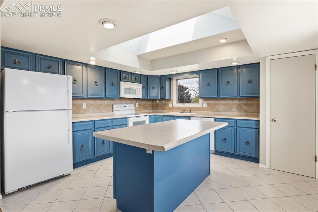 Image 7 of 34: Kitchen