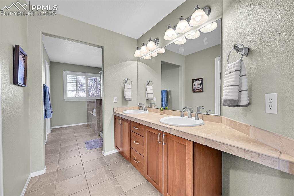 Image 18 of 44: Bathroom