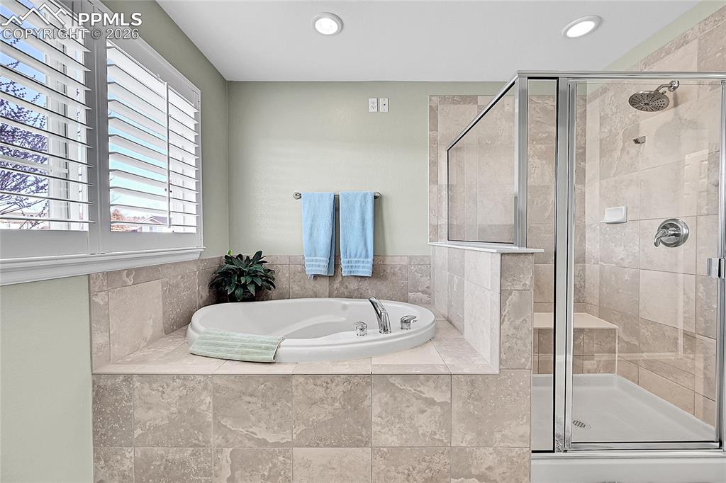 Image 19 of 44: Bathroom