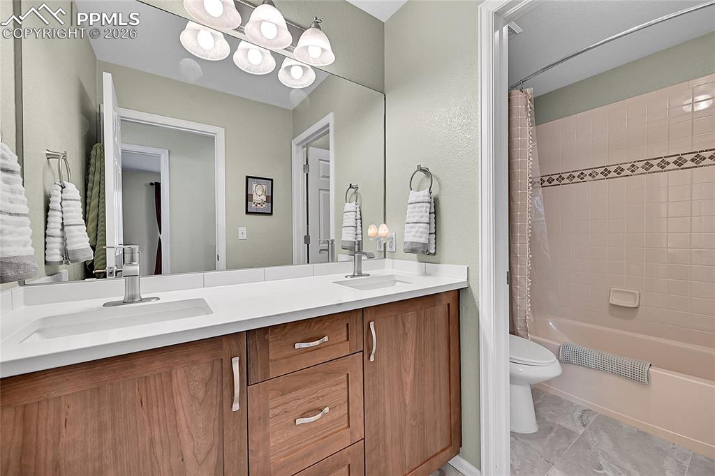 Image 23 of 44: Bathroom