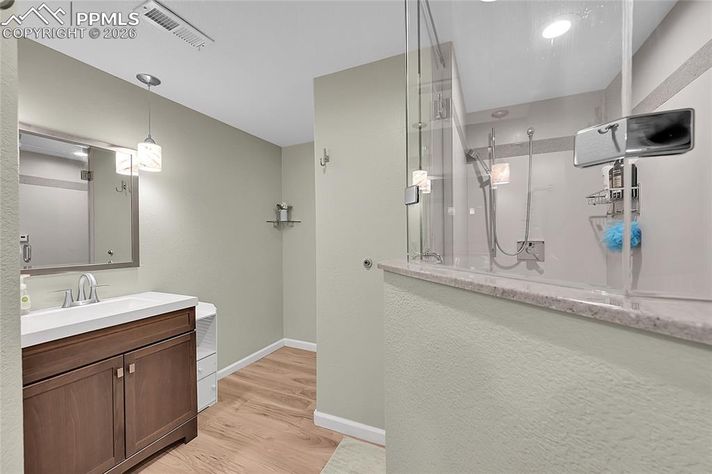 Image 29 of 44: Bathroom