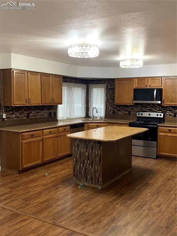 Image 10 of 47: Kitchen
