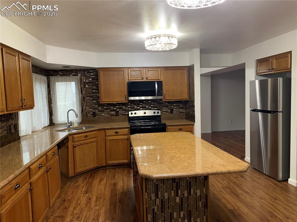 Image 11 of 47: Kitchen