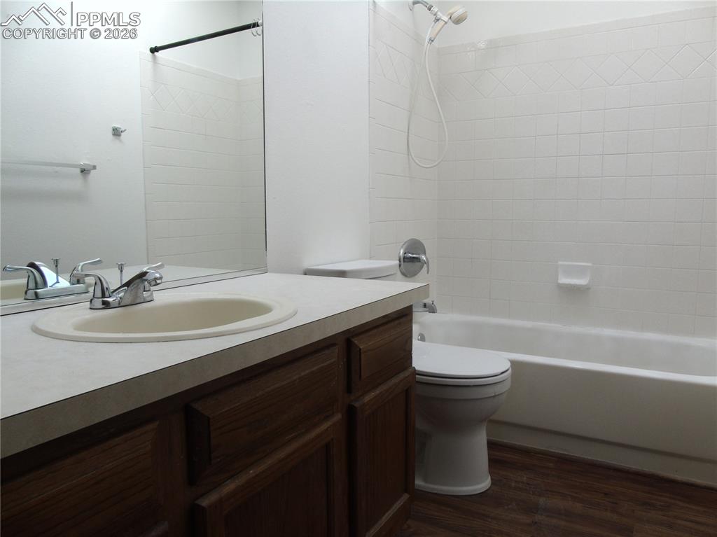 Image 24 of 47: Bathroom