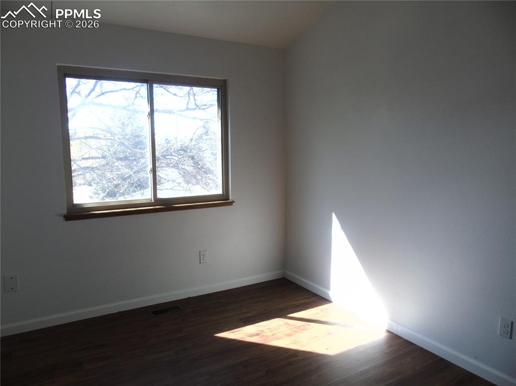 Image 33 of 47: Bedroom