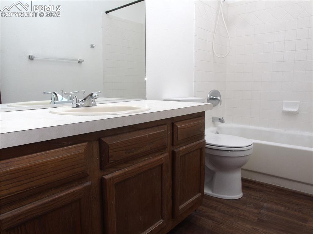 Image 36 of 47: Bathroom