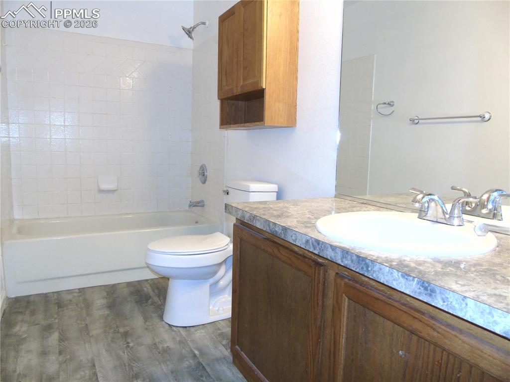 Image 41 of 47: Bathroom