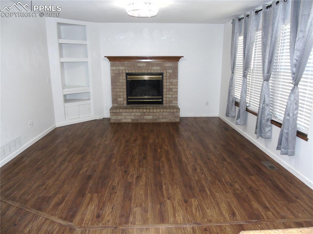 Image 7 of 47: Family Room