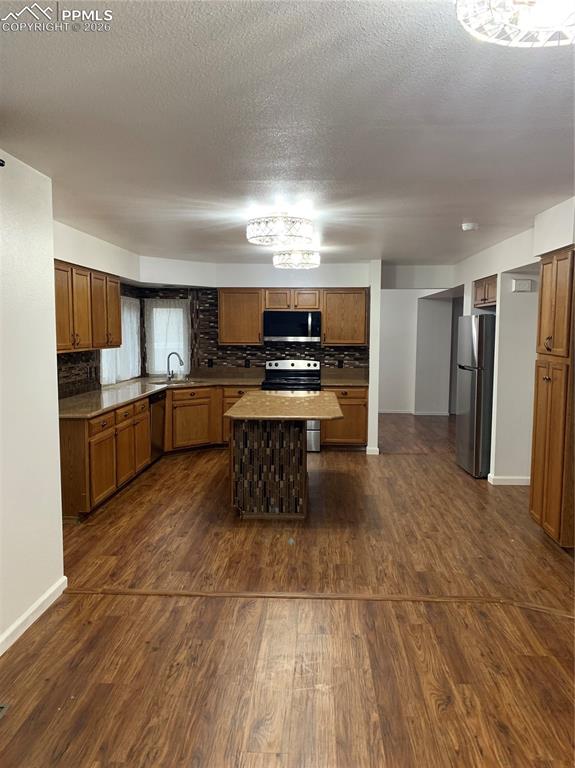 Image 9 of 47: Kitchen