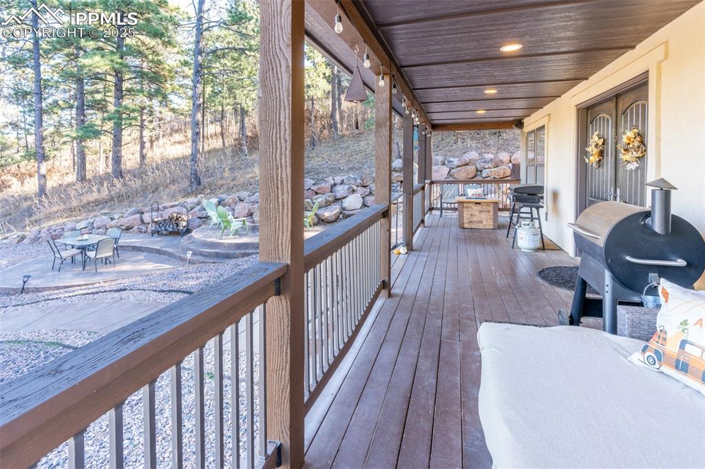 Image 10 of 50: Deck