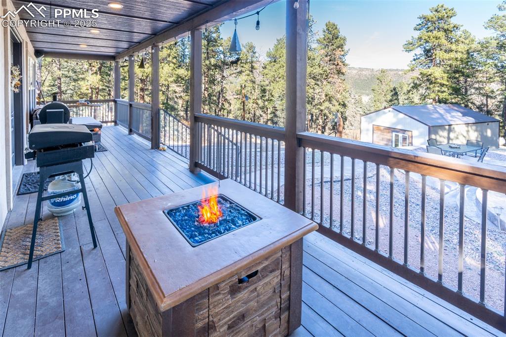 Image 11 of 50: Deck