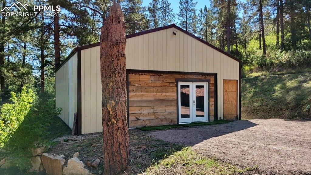 Image 20 of 50: Garage