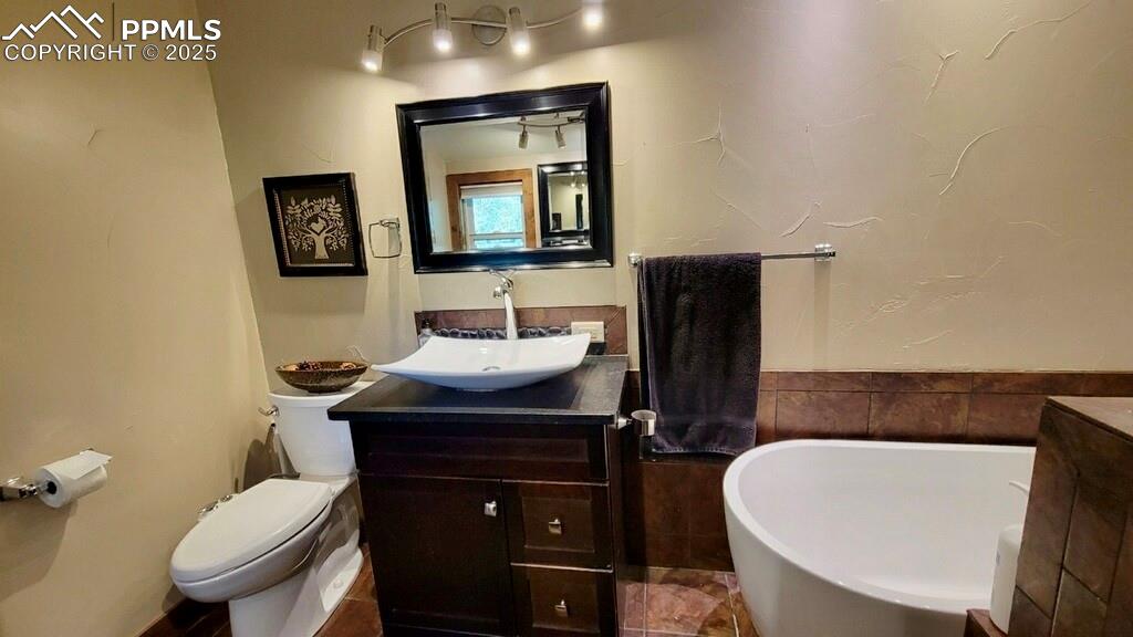 Image 22 of 50: Bathroom