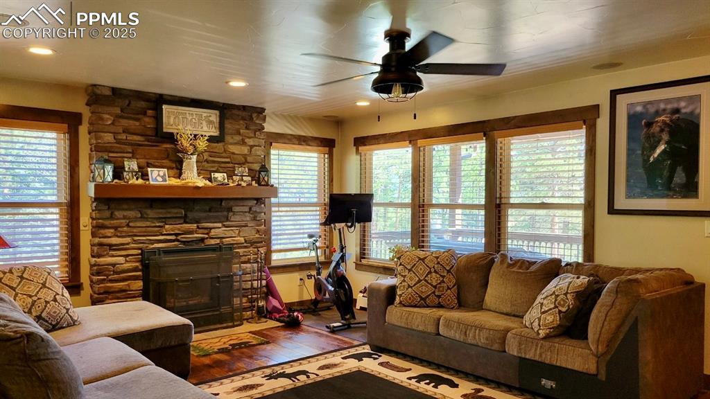 Image 23 of 50: Living Room