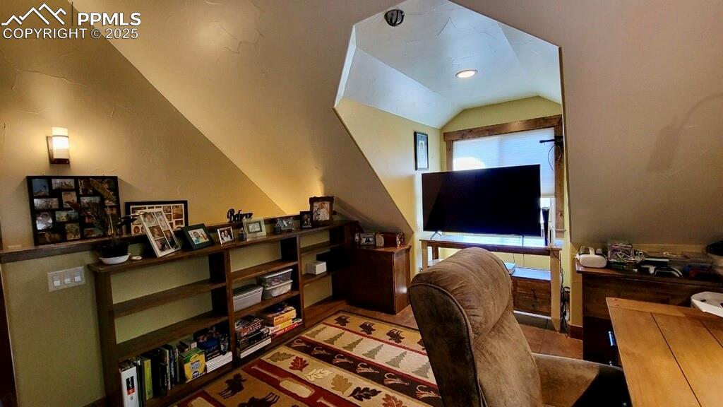 Image 25 of 50: Office