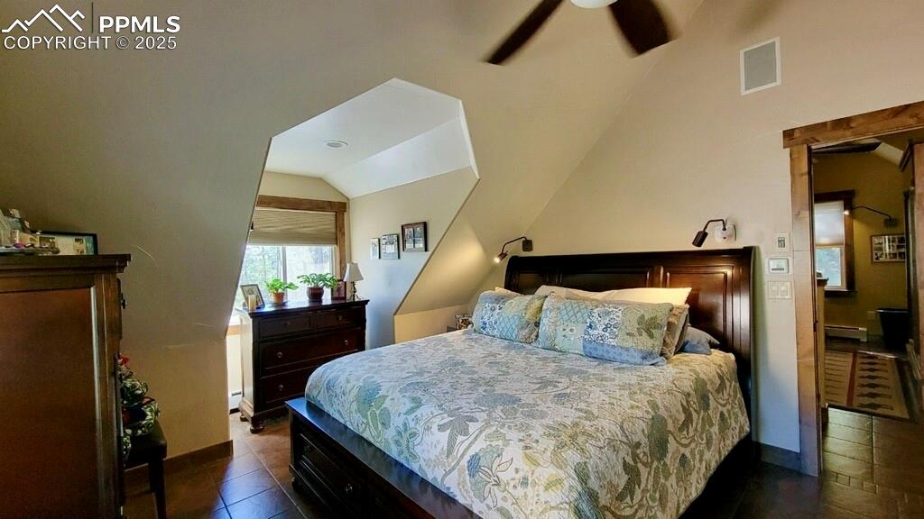 Image 26 of 50: Bedroom