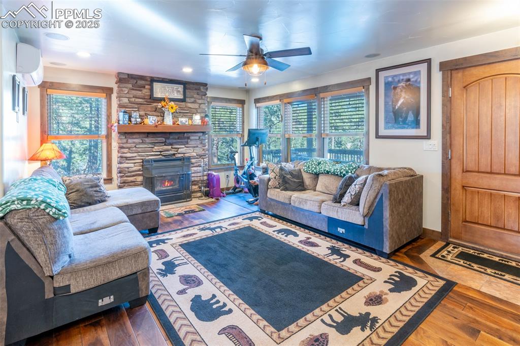 Image 3 of 50: Living Room