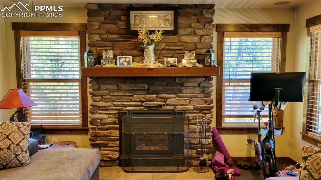 Image 32 of 50: Living Room