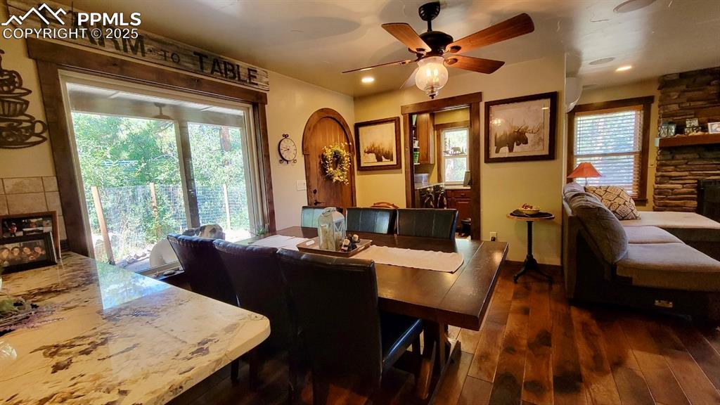 Image 34 of 50: Dining Area