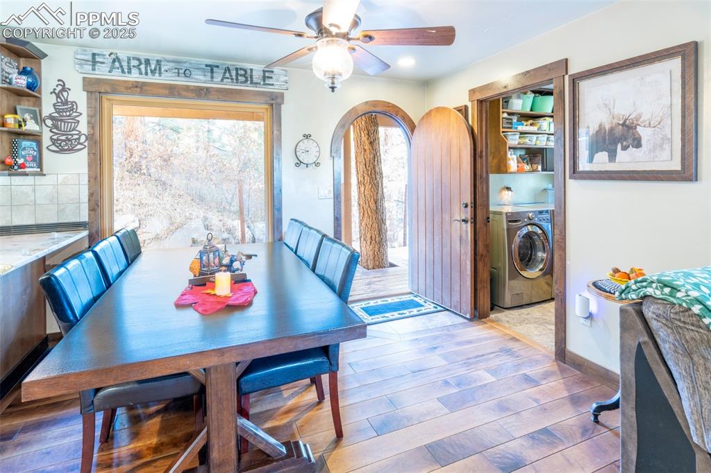 Image 5 of 50: Dining Area