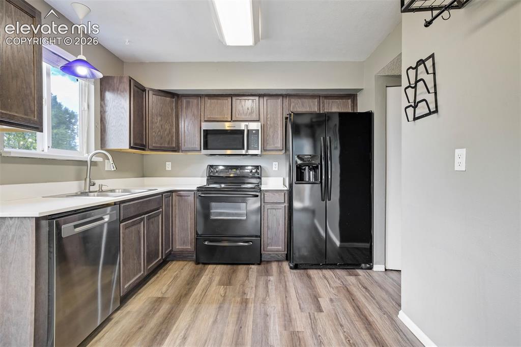 Image 13 of 49: Kitchen