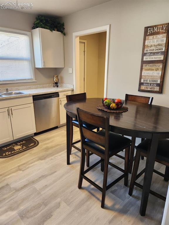 Image 4 of 10: Dining Area