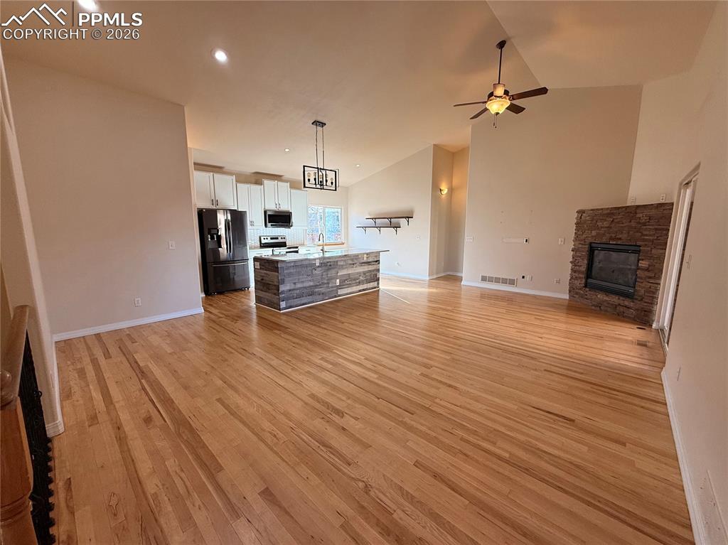 Image 14 of 50: Living Room