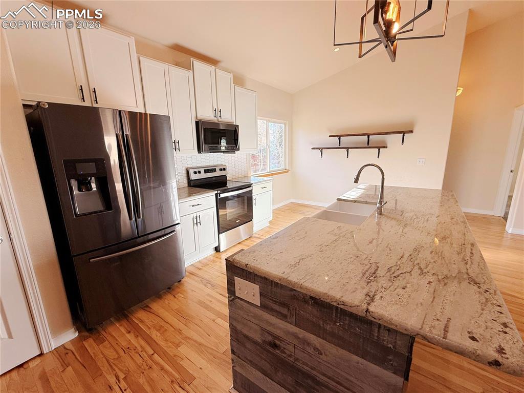 Image 16 of 50: Kitchen