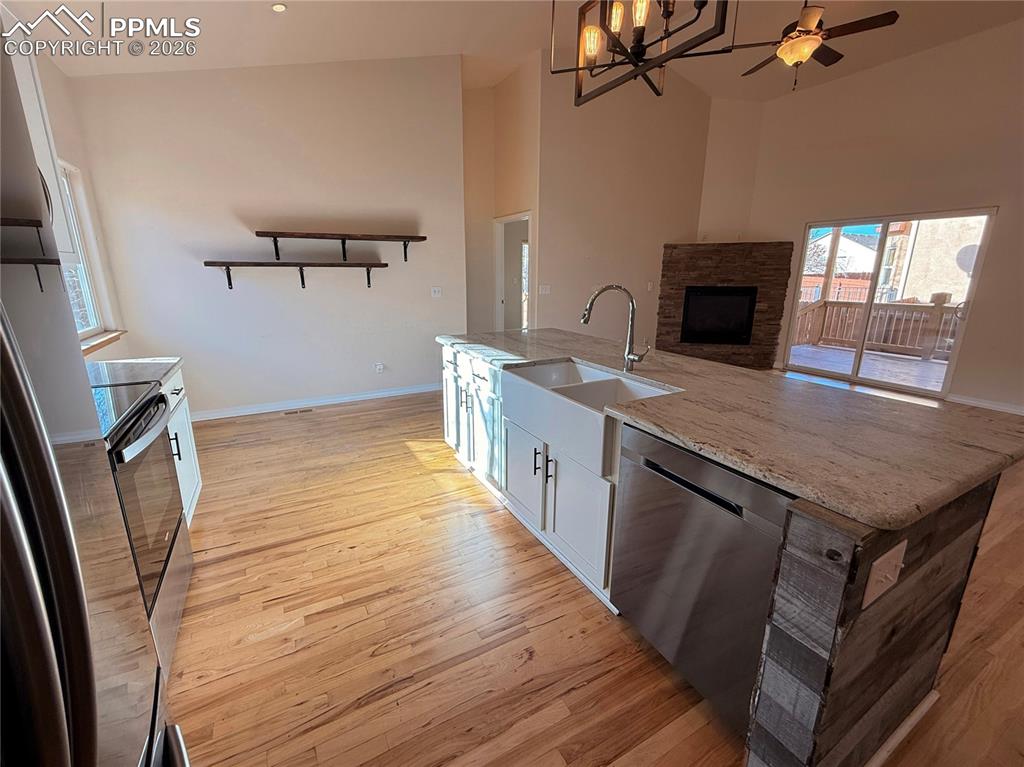 Image 17 of 50: Kitchen